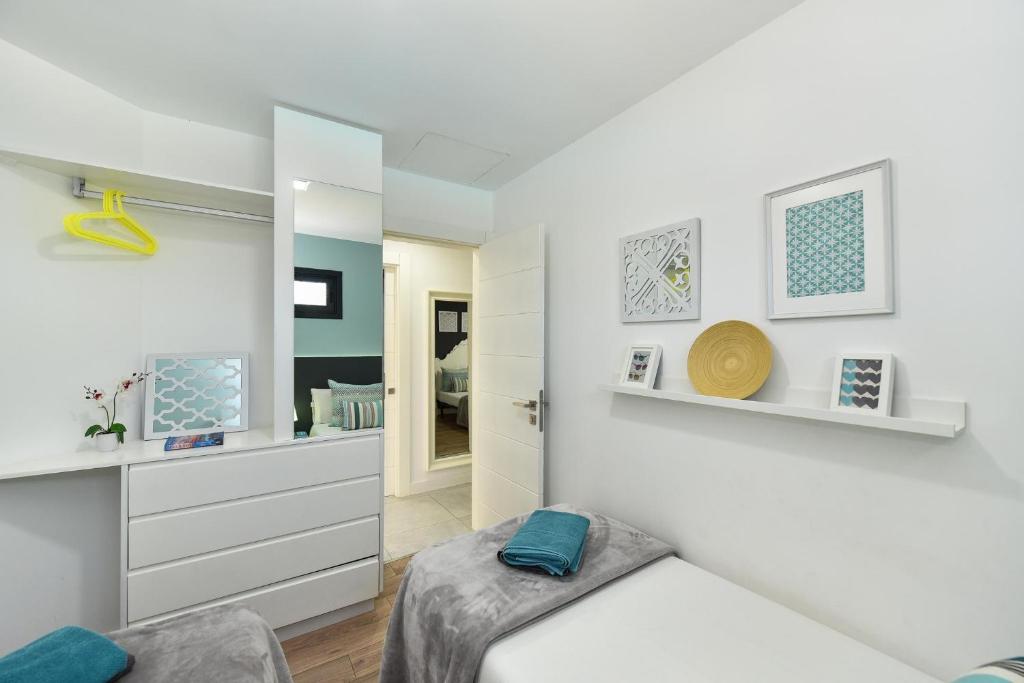 Postel nebo postele na pokoji v ubytování Cozy bungalow for 6 in Playa del Inglés GD04 by VillaGranCanaria