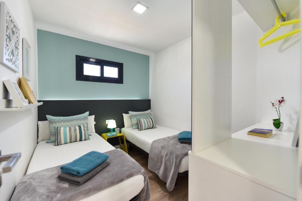 Postel nebo postele na pokoji v ubytování Cozy bungalow for 6 in Playa del Inglés GD04 by VillaGranCanaria