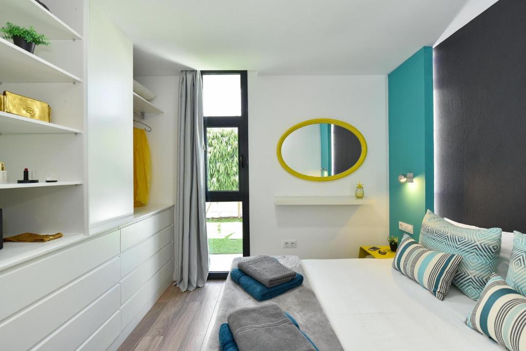 Postel nebo postele na pokoji v ubytování Cozy bungalow for 6 in Playa del Inglés GD04 by VillaGranCanaria