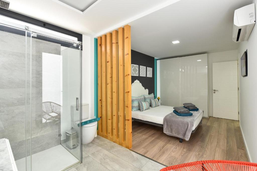 Postel nebo postele na pokoji v ubytování Cozy bungalow for 6 in Playa del Inglés GD04 by VillaGranCanaria