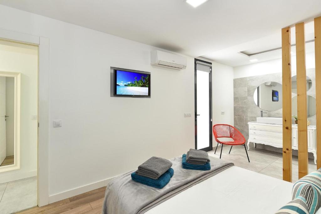 TV a/nebo společenská místnost v ubytování Cozy bungalow for 6 in Playa del Inglés GD04 by VillaGranCanaria