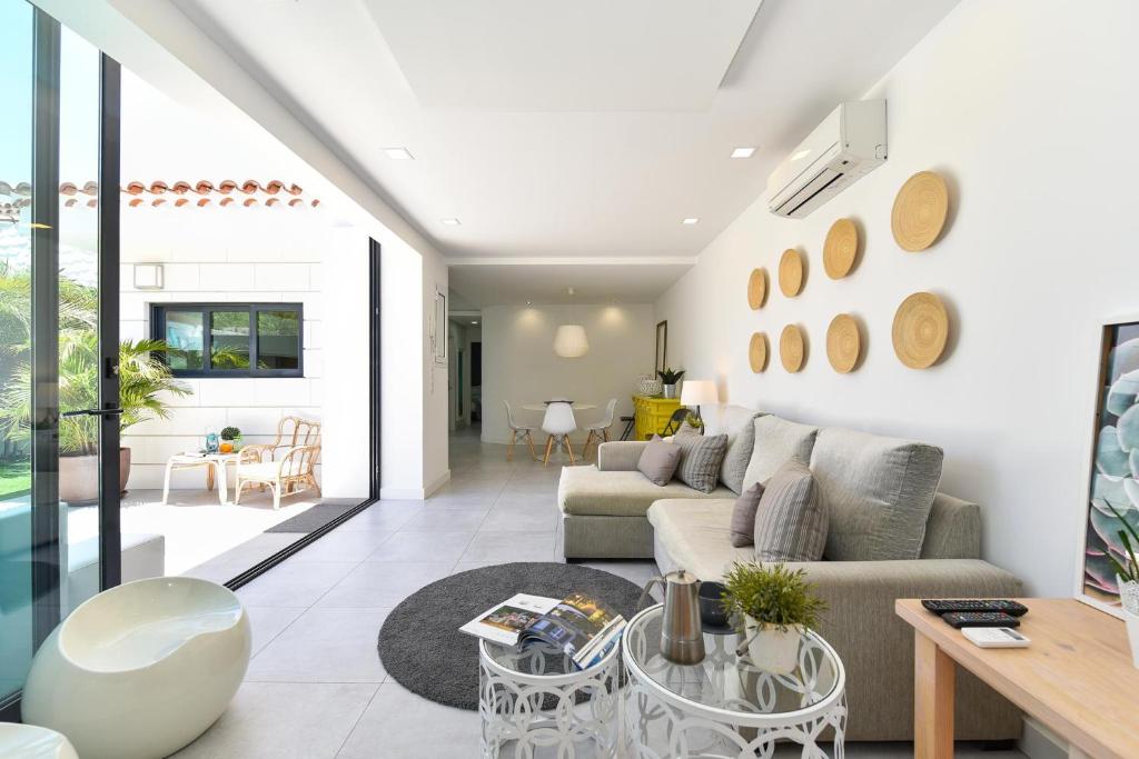 Posezení v ubytování Cozy bungalow for 6 in Playa del Inglés GD04 by VillaGranCanaria