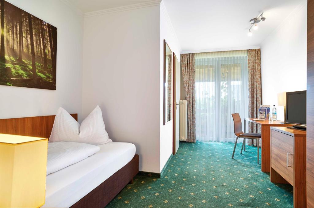 Postel nebo postele na pokoji v ubytování Hotel Lindenhof