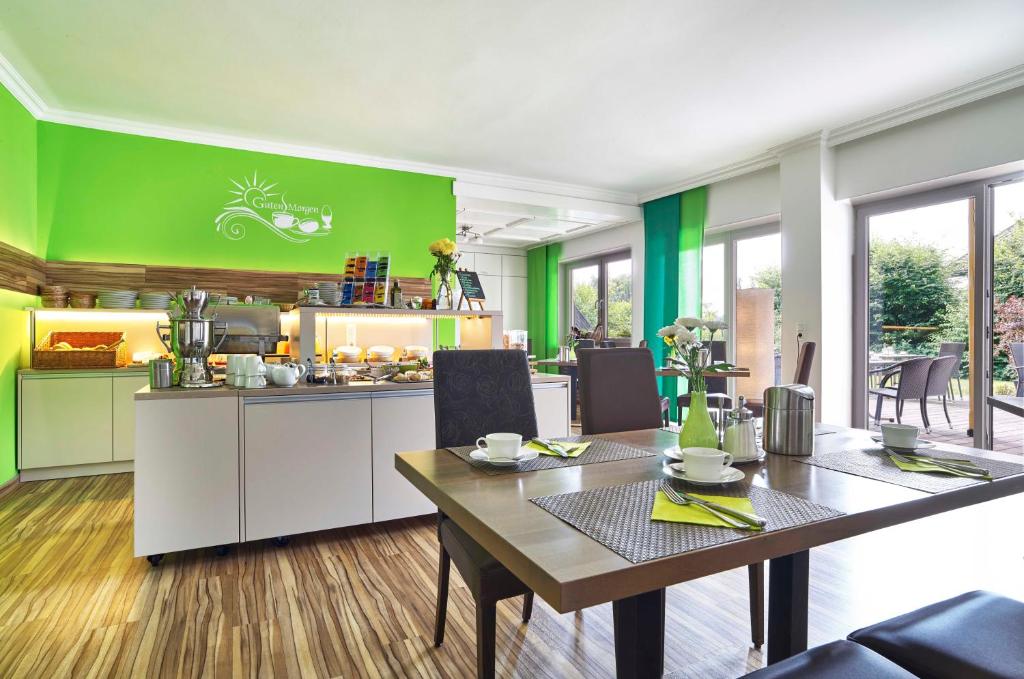 Kuchyň nebo kuchyňský kout v ubytování Hotel Lindenhof