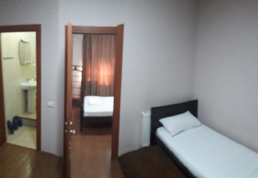 Postel nebo postele na pokoji v ubytování HOTEL IMERETI TBILISi
