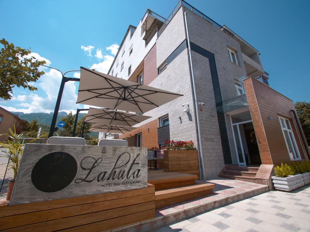 un bâtiment avec un panneau devant un bâtiment dans l'établissement Hotel Lahuta, à Kolgecaj