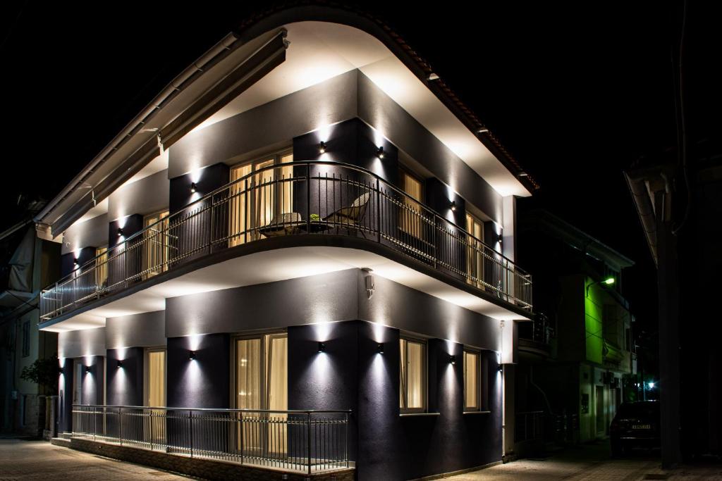 ein Gebäude mit Balkon in der Nacht in der Unterkunft Katerina's Luxury Apartments in Limenas