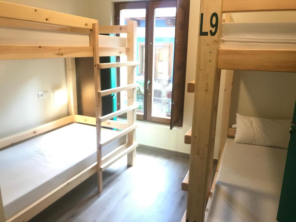 Cette chambre comprend 2 lits superposés et une fenêtre. dans l'établissement SEÑOR OSO, à Molinaseca