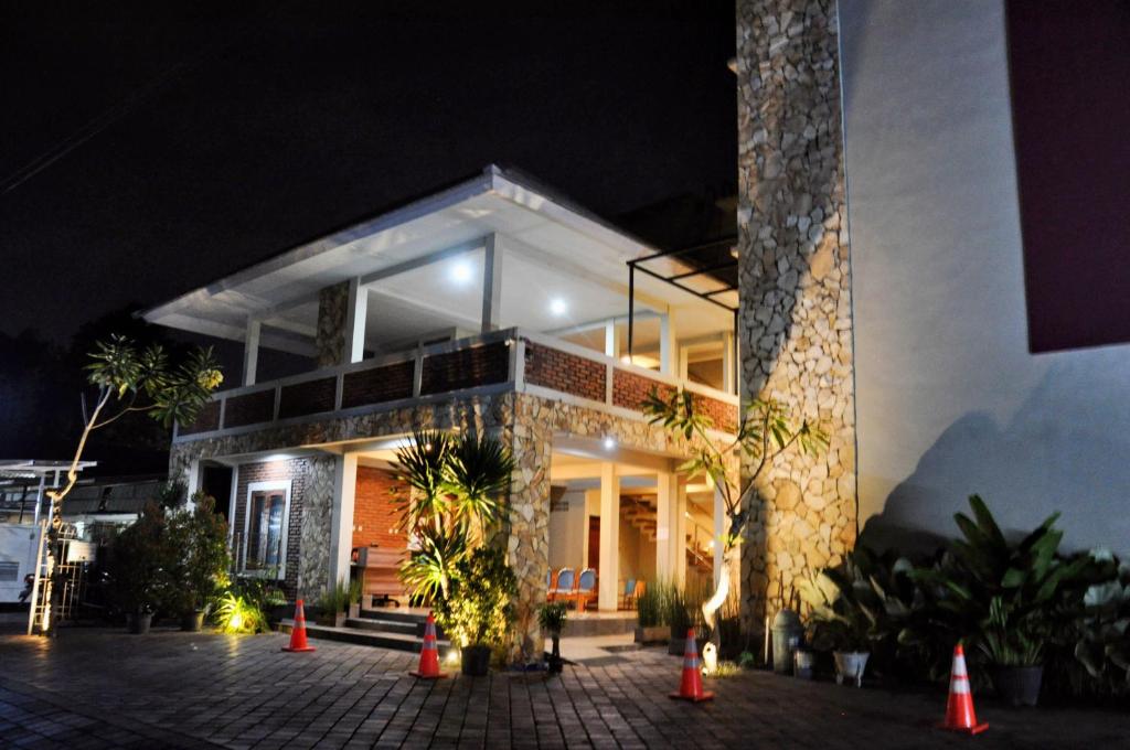 馬塔蘭的住宿－Hastina Hotel Lombok，夜晚在房子前面有橙色锥形