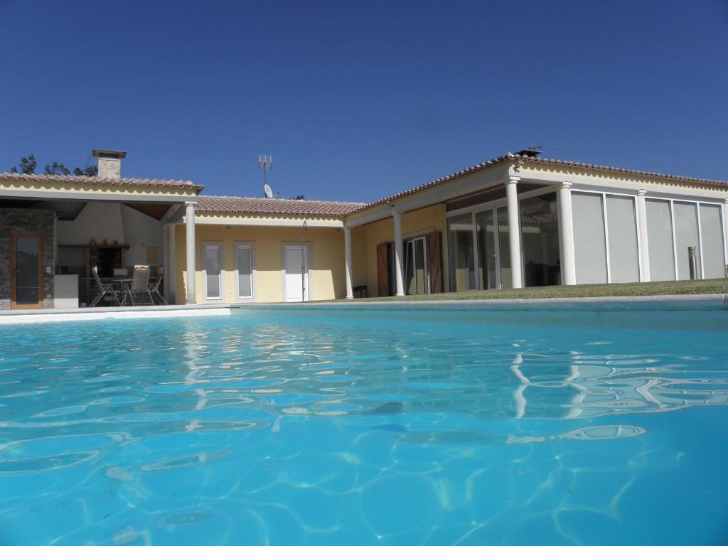 uma casa com uma piscina em frente em Quinta Mata da Sé em Miranda do Corvo