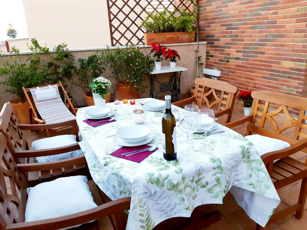 una mesa con una botella de vino en el patio en Terraza y Playa Costa Tropical en Torrenueva