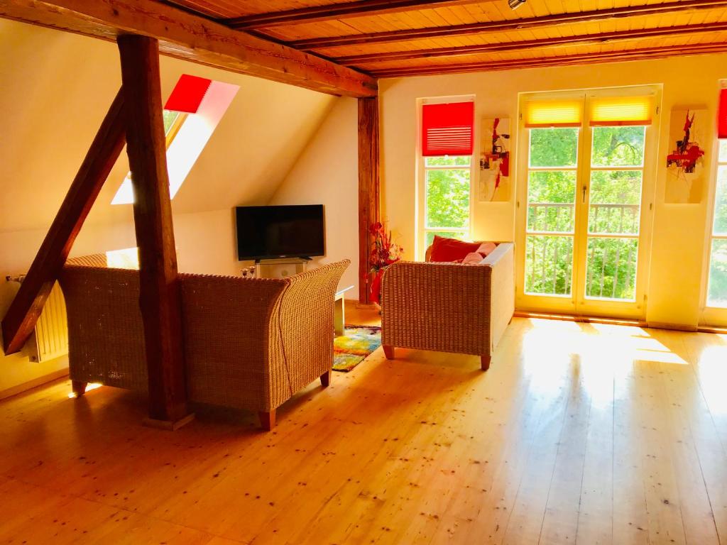 a living room with a couch and a tv at Appartment Ivonete in Wettringen