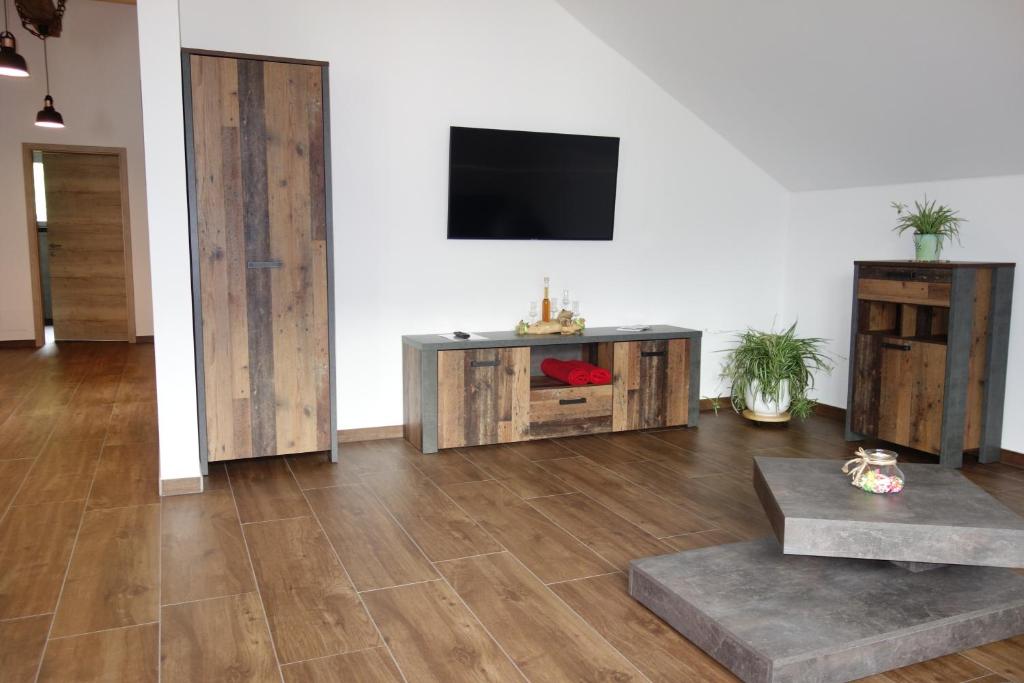 Televízia a/alebo spoločenská miestnosť v ubytovaní Appartements Dürnle