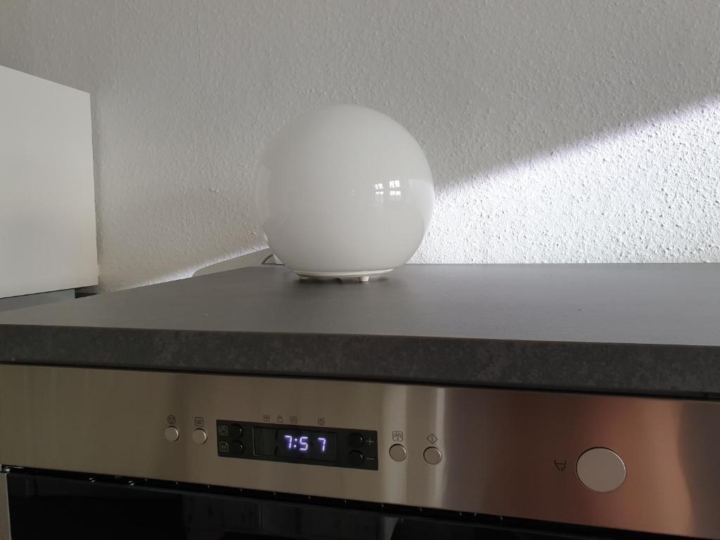 eine Schüssel auf einem Herd in der Unterkunft Ferienwohnung Busch in Leipzig