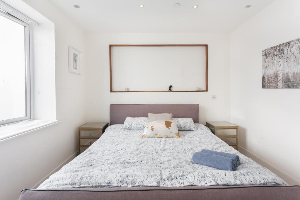 ロンドンにあるKeysan House 3の白い壁のベッドルームのベッド1台