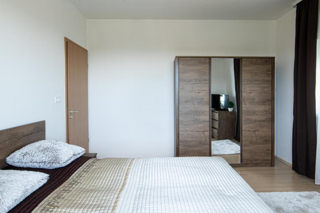 Postel nebo postele na pokoji v ubytování MyFlat Club 218 Palazzo Wellness Apartment