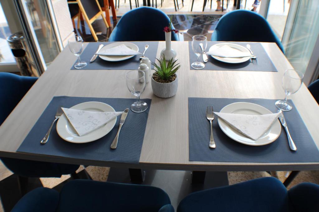 Restoran või mõni muu söögikoht majutusasutuses Montebay Perla