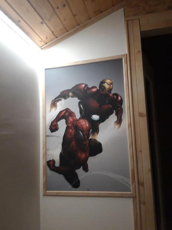 Ein Bild eines Spinnenmenschen an der Wand in der Unterkunft Home for Geeks in Le Bélieu