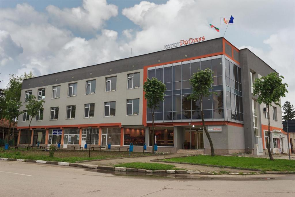 Provans famili hotel في Letnitsa: مبنى كبير عليه لافته