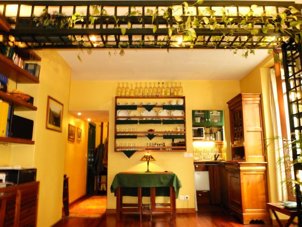 une chambre avec une table et une étagère de verres à vin dans l'établissement Studio proche de la Seine, à Paris