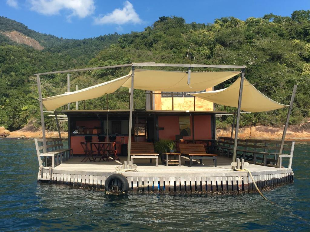 una casa en un muelle en el agua en Casa Flutuante Ilha Grande Rj, en Praia do Bananal