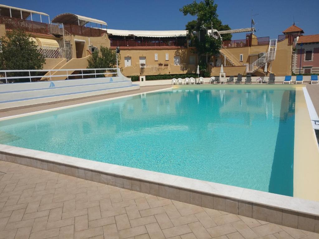 Bazén v ubytovaní Casa Vacanze Mondello Mare Piscina ALBAMAOR alebo v jeho blízkosti