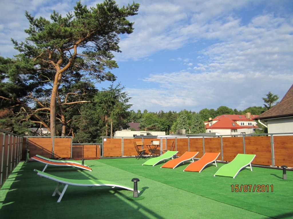 - une aire de jeux avec des toboggans verts et orange sur un terrain verdoyant dans l'établissement TARAS, à Władysławowo