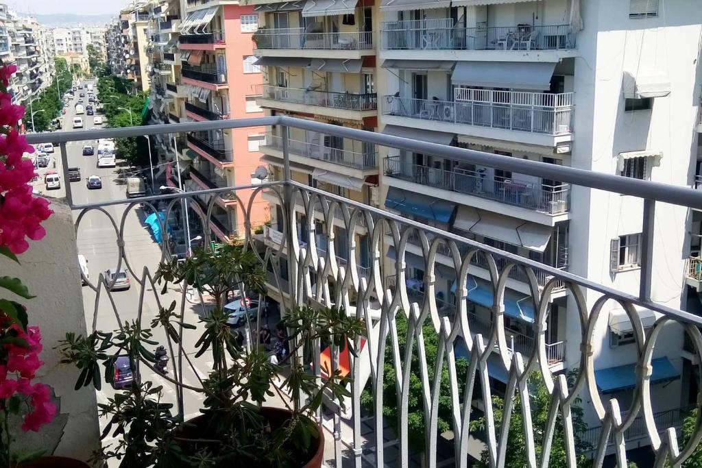 uma vista a partir de uma varanda de um edifício em Comfy central flat em Tessalônica
