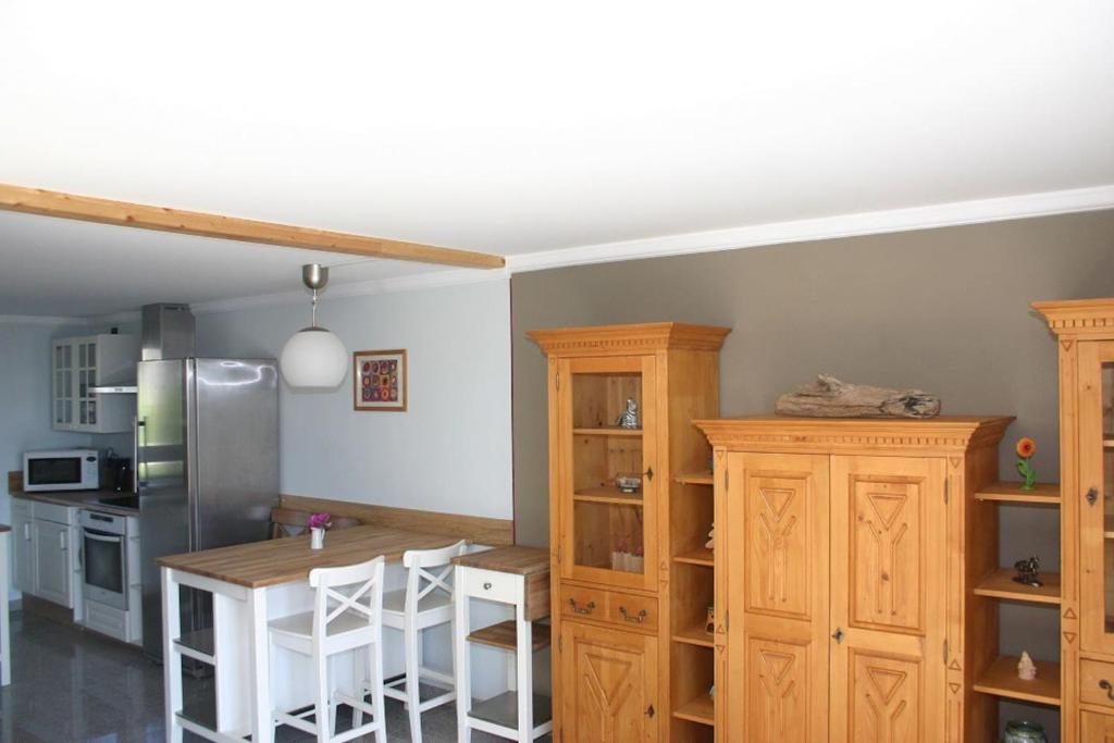 uma cozinha com uma mesa e alguns armários de madeira em Quartier78 em Mittweida