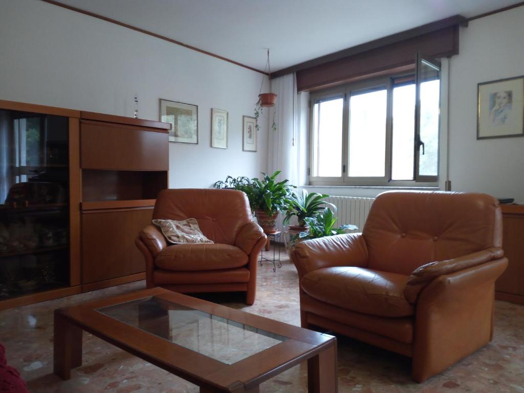 Amaroni的住宿－Casa Elena，客厅配有两把椅子和一张茶几