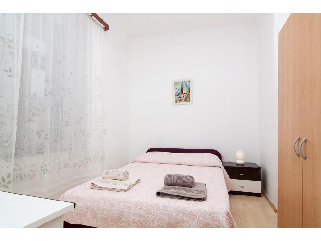 um quarto com uma cama com duas toalhas em Apartment in centre with huge terace em Pula