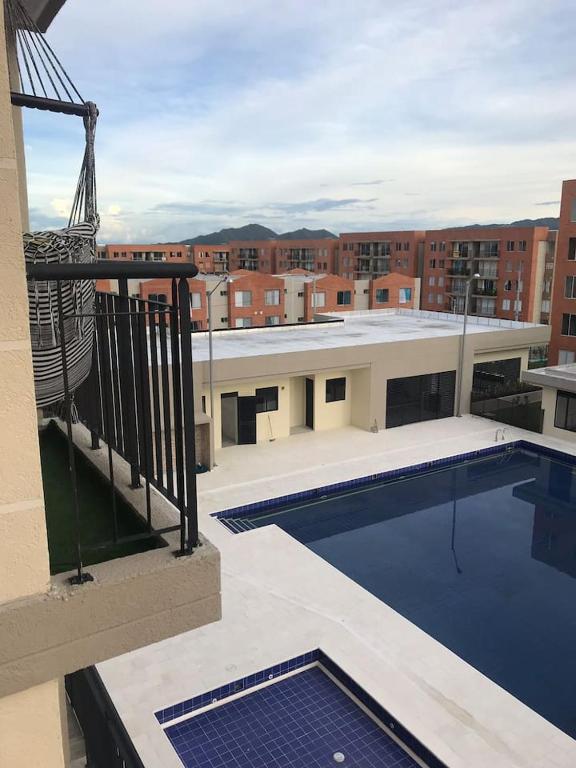 a swimming pool on the roof of a building at Apartamento vacacional Ibagué in Ibagué