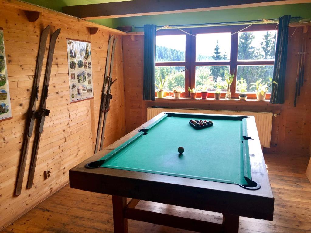 Biliár nebo kulečník v ubytování Cihlářka - horský apartmán