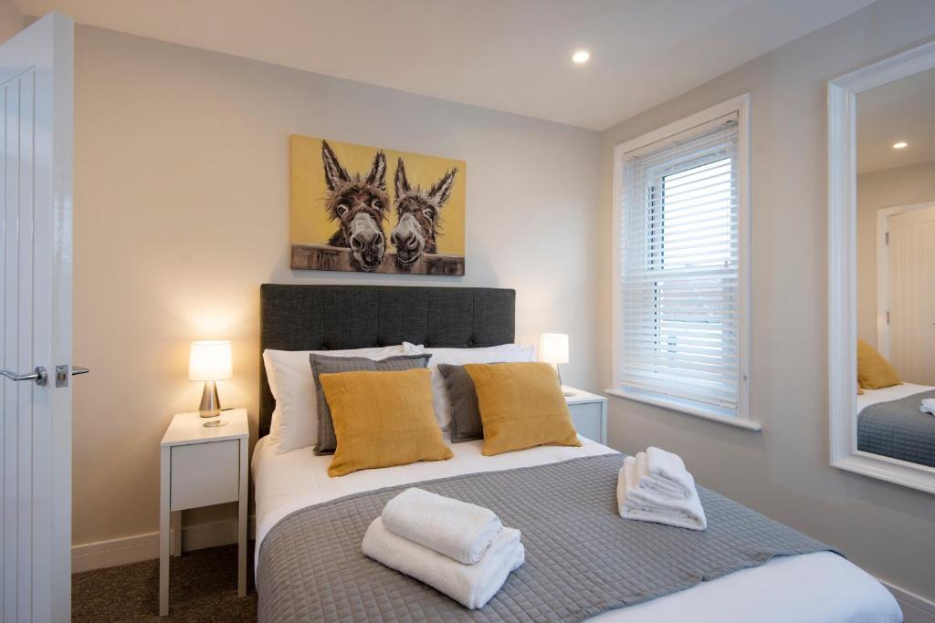 Cama ou camas em um quarto em Flat D - Modern, top floor, 2 bedroom, 2 bathroom apartment in Central Southsea, Portsmouth