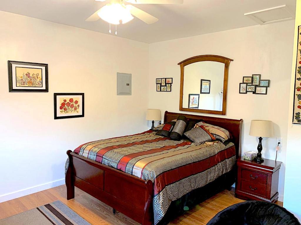 een slaapkamer met een bed en een spiegel aan de muur bij Micosta Leisure Inn in Hudson