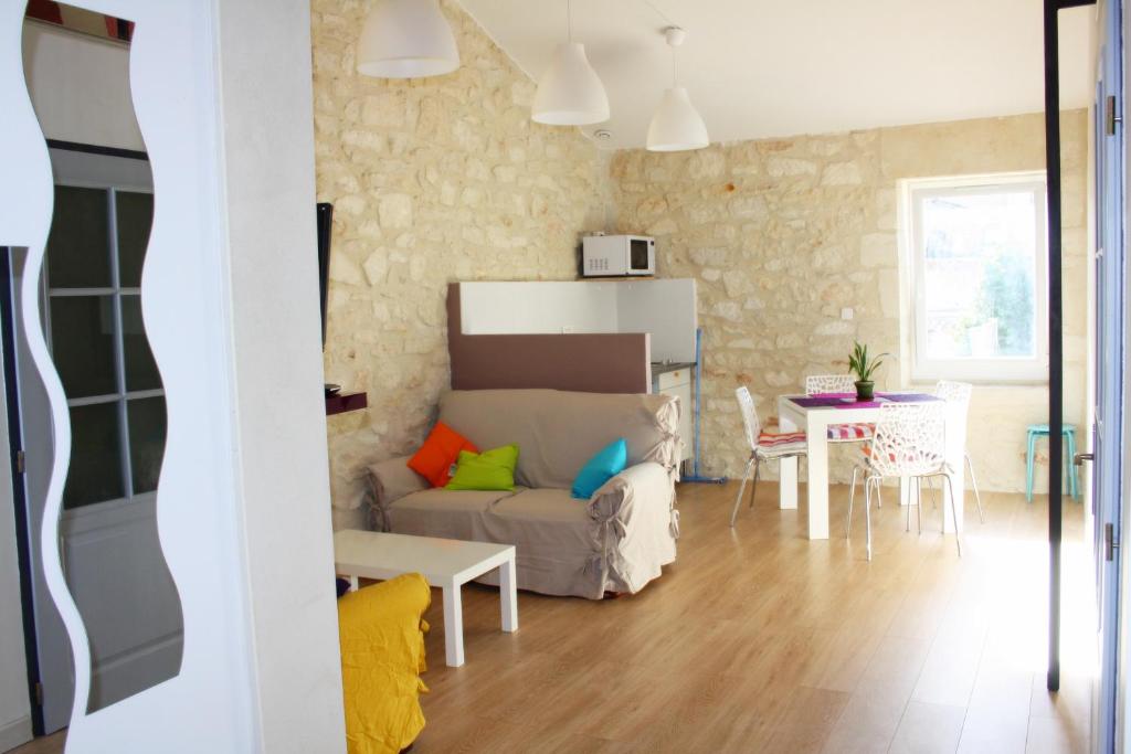 sala de estar con sofá y mesa en Chez Waucquier, en Beaucaire