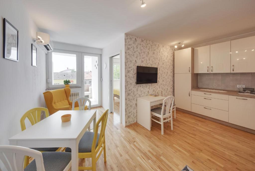 Kuchyň nebo kuchyňský kout v ubytování Apartman Osijek