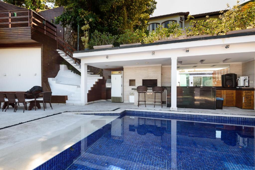  Villa de luxo com 6 suítes e piscina no Joá