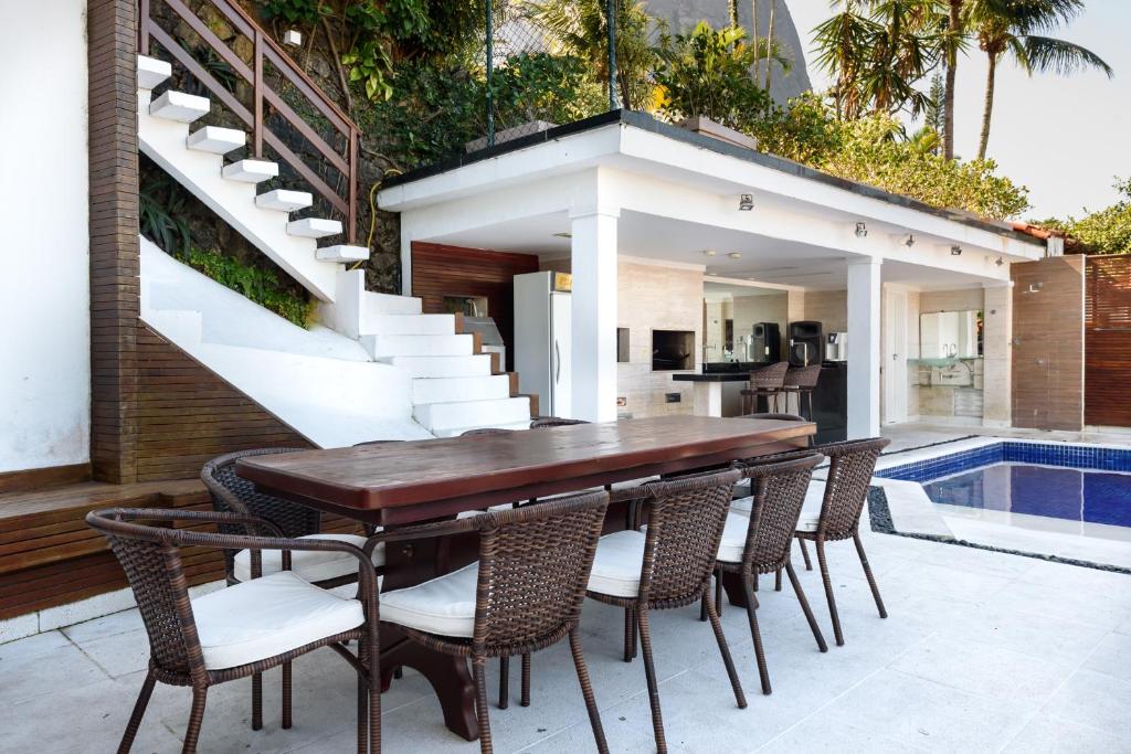  Villa de luxo com 6 suítes e piscina no Joá