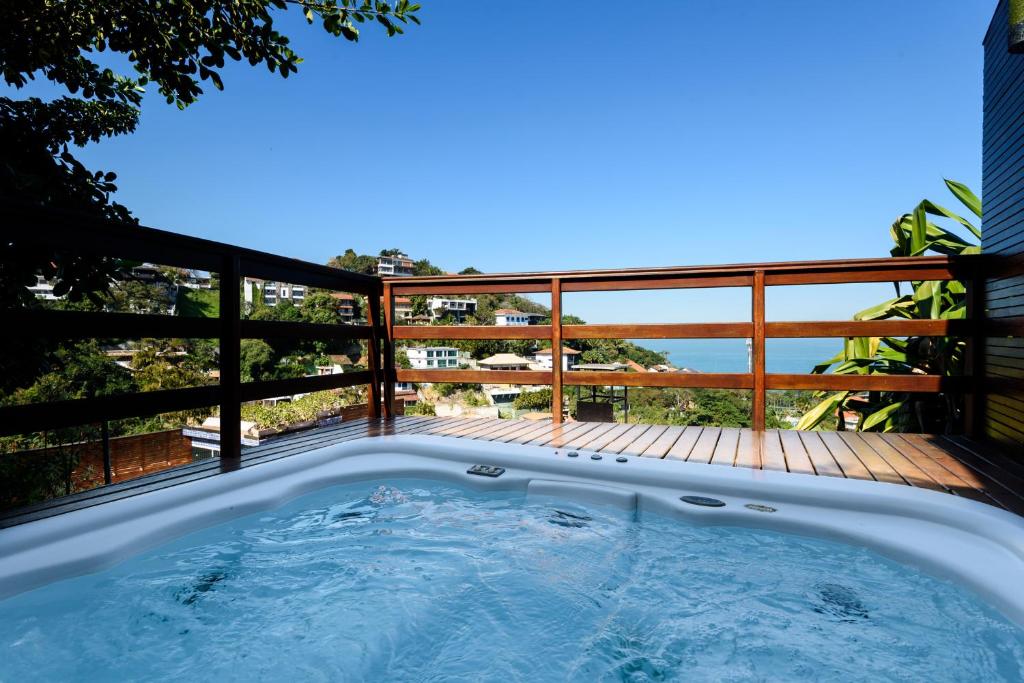  Villa de luxo com 6 suítes e piscina no Joá