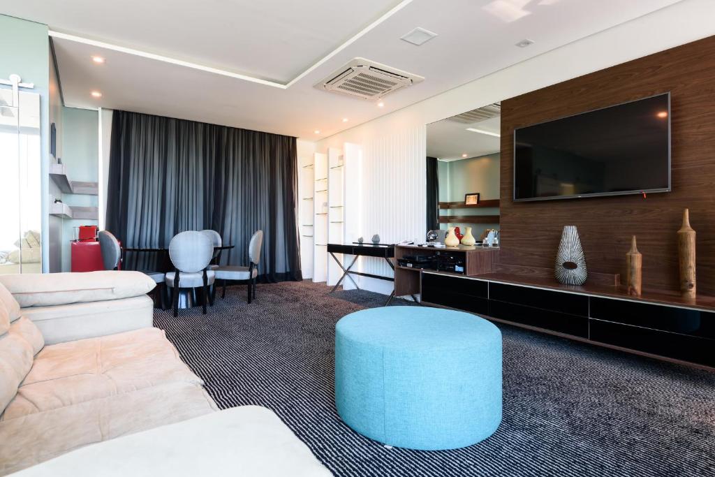  Villa de luxo com 6 suítes e piscina no Joá