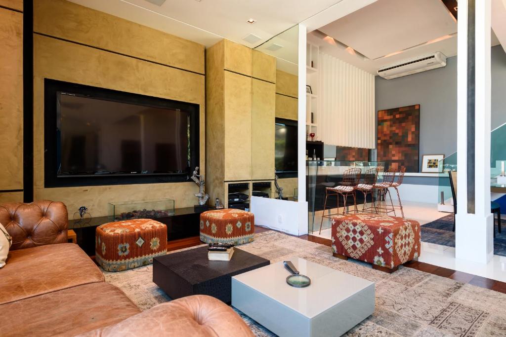  Villa de luxo com 6 suítes e piscina no Joá