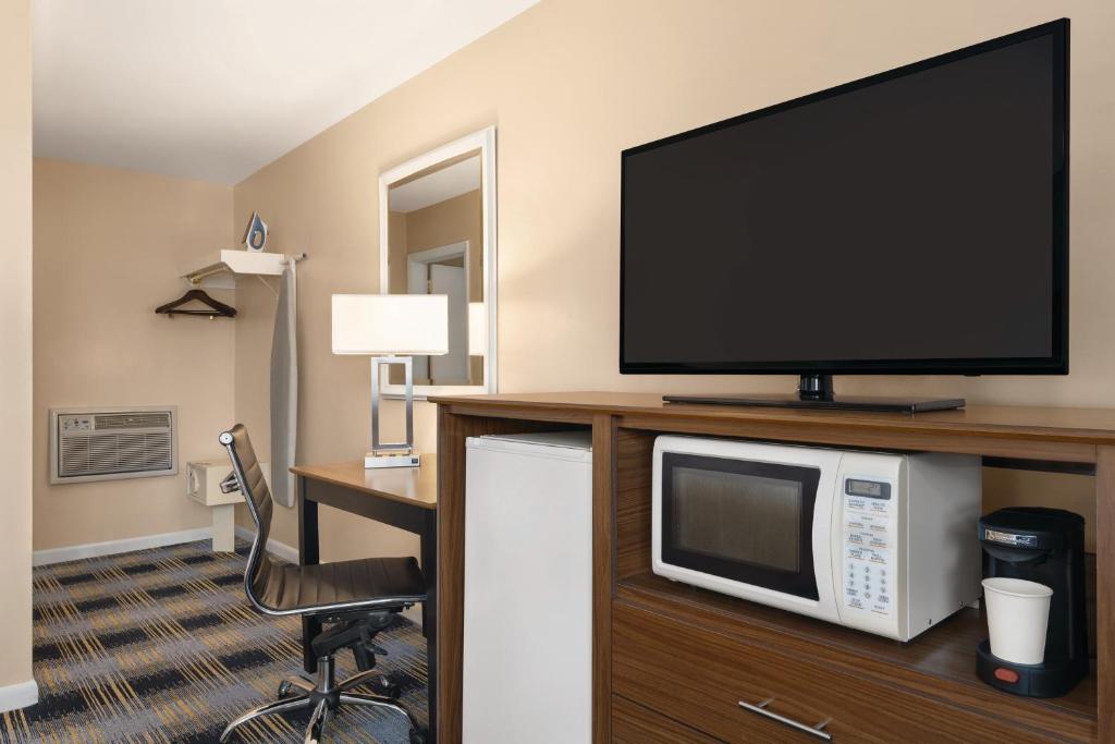 Days Inn by Wyndham Middletown/Newport Area - Quarto King - Não Fumador