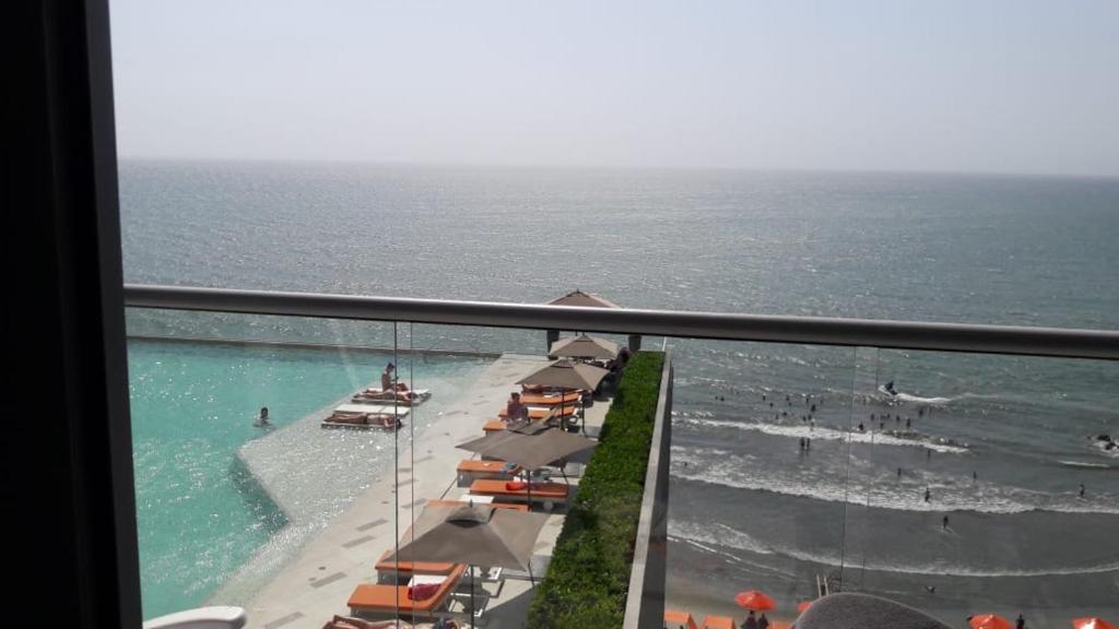 - une vue sur une plage avec des parasols et l'océan dans l'établissement Morros City - Frente al mar, à Carthagène des Indes