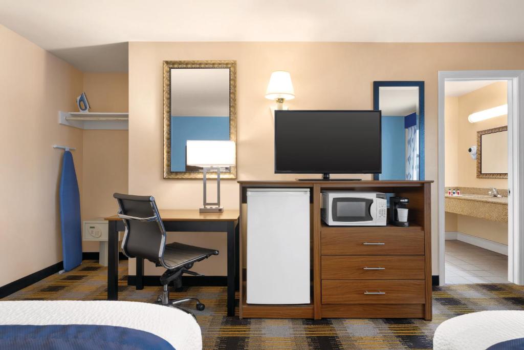 Days Inn by Wyndham Middletown/Newport Area - Queen Room With Two Queen Beds - Non-Smoking