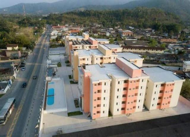 une vue aérienne sur une ville avec des bâtiments et une rue dans l'établissement APARTAMENTO CONDOMÍNIO SUN WAY, à Ubatuba