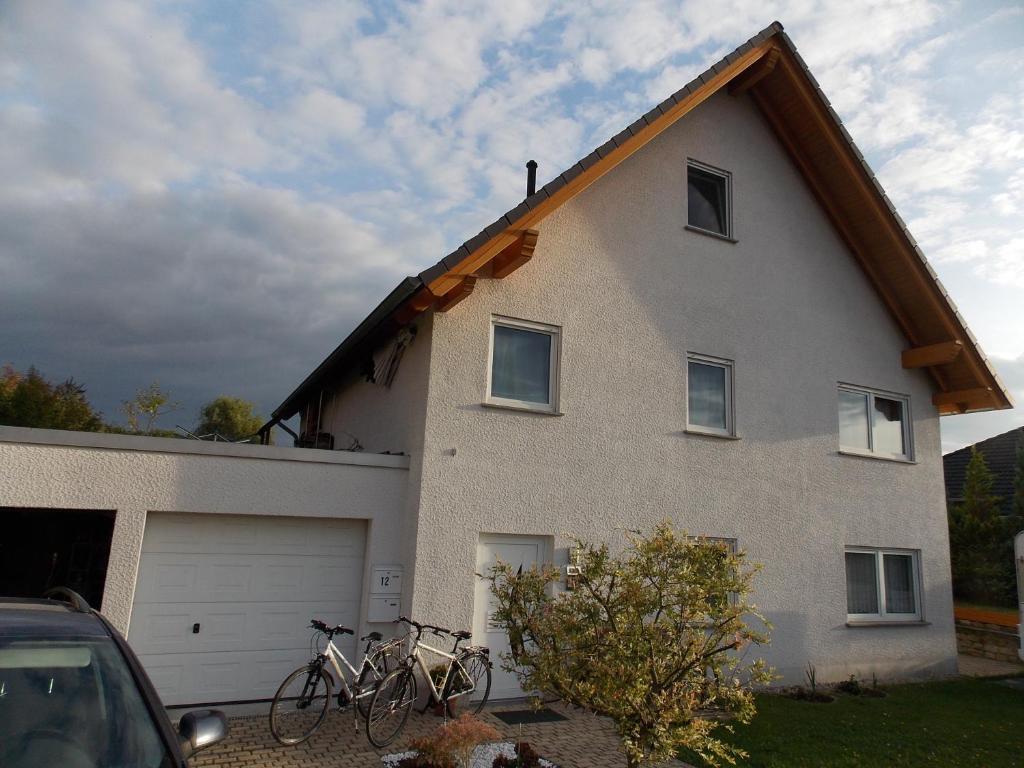 a house with two bikes parked in front of it at Ferienwohnung Welz in Schönburg