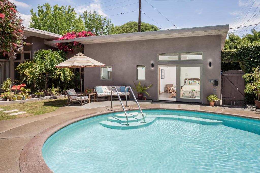 Bazén v ubytování Mid-Mod Retro Private Studio & Pool nebo v jeho okolí