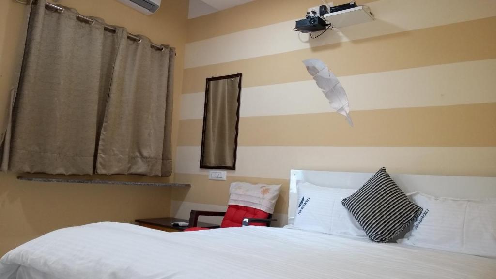 Postel nebo postele na pokoji v ubytování PGR Thirunallar