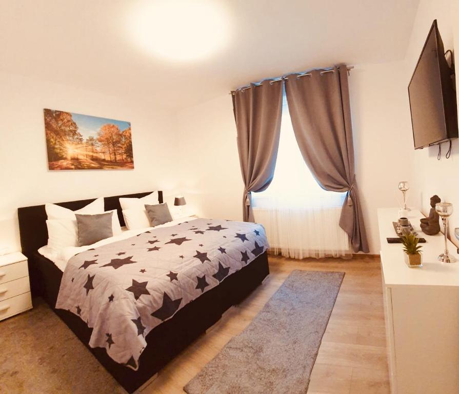 a bedroom with a bed and a window at Apartament Comfort Primaverii in Râşnov